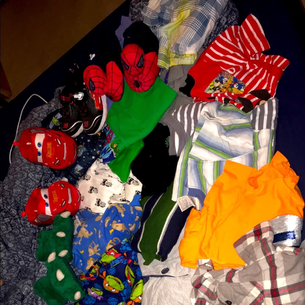 HUGE boys 4/5t lot, mostly winter
